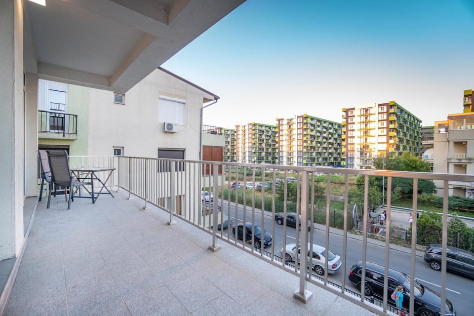Balcony/Terrace, Street view