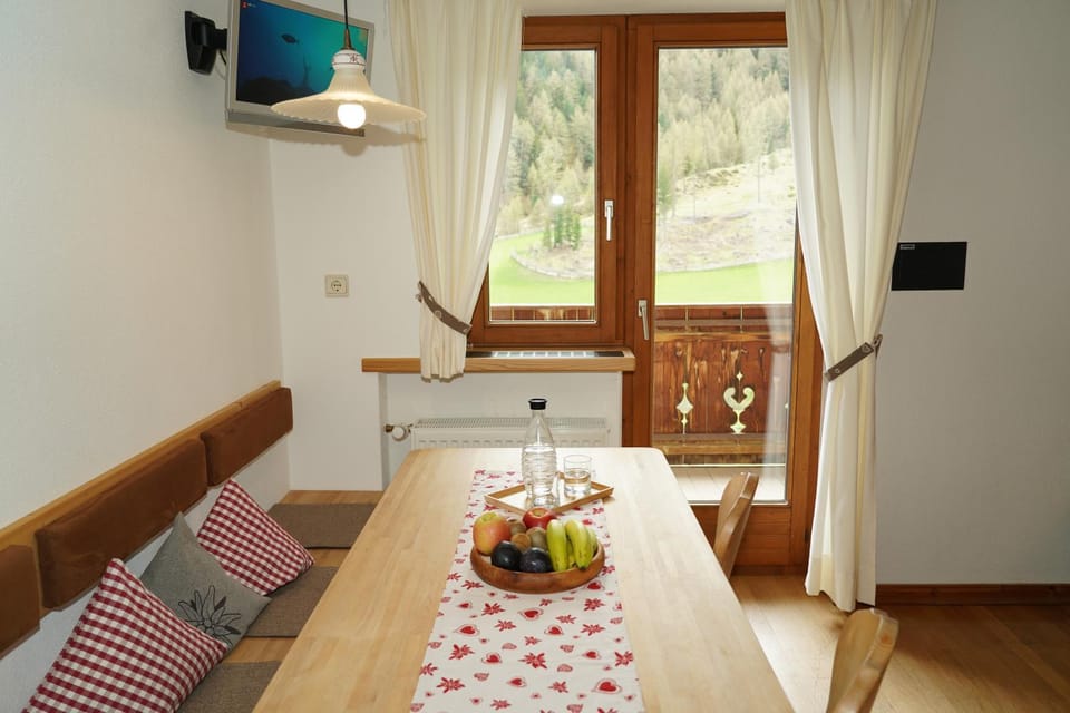 Seating area, kitchen