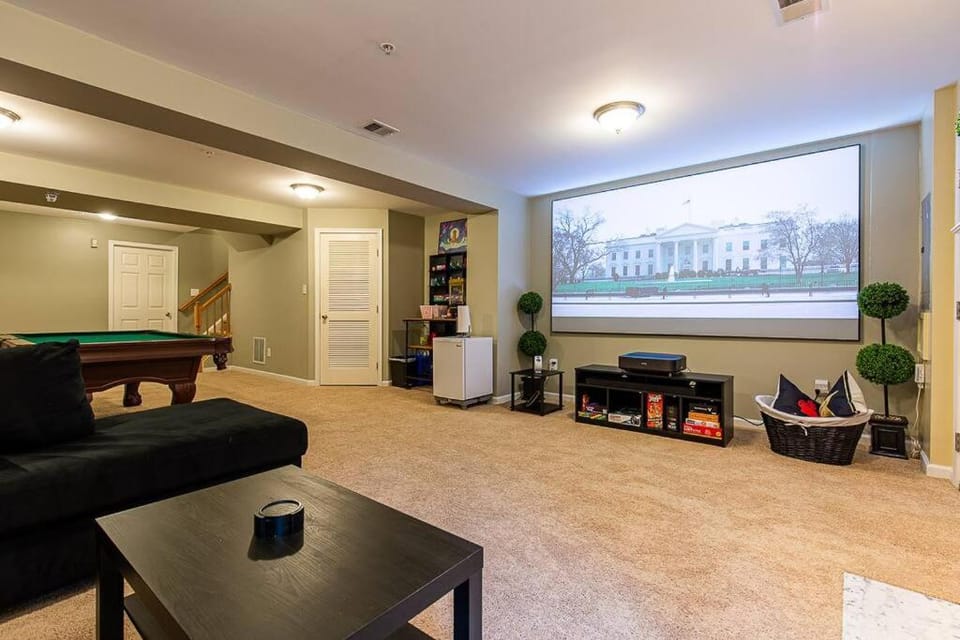 Communal lounge/ TV room, Billiard, Game Room, TV and multimedia, Living room, Seating area, Evening entertainment