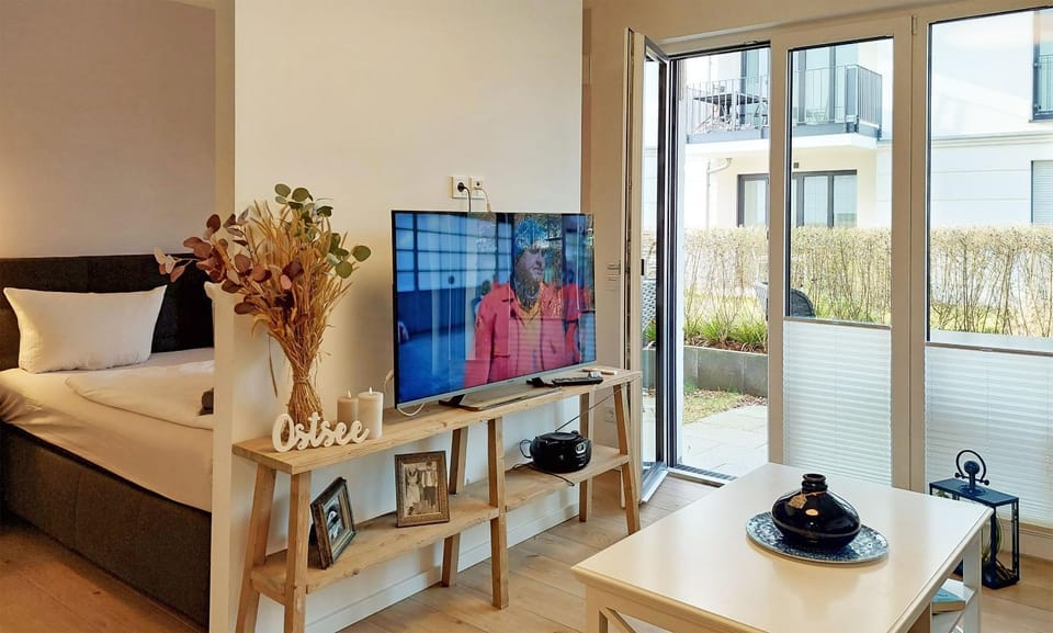 Bed, TV and multimedia, Living room, Photo of the whole room, Bedroom