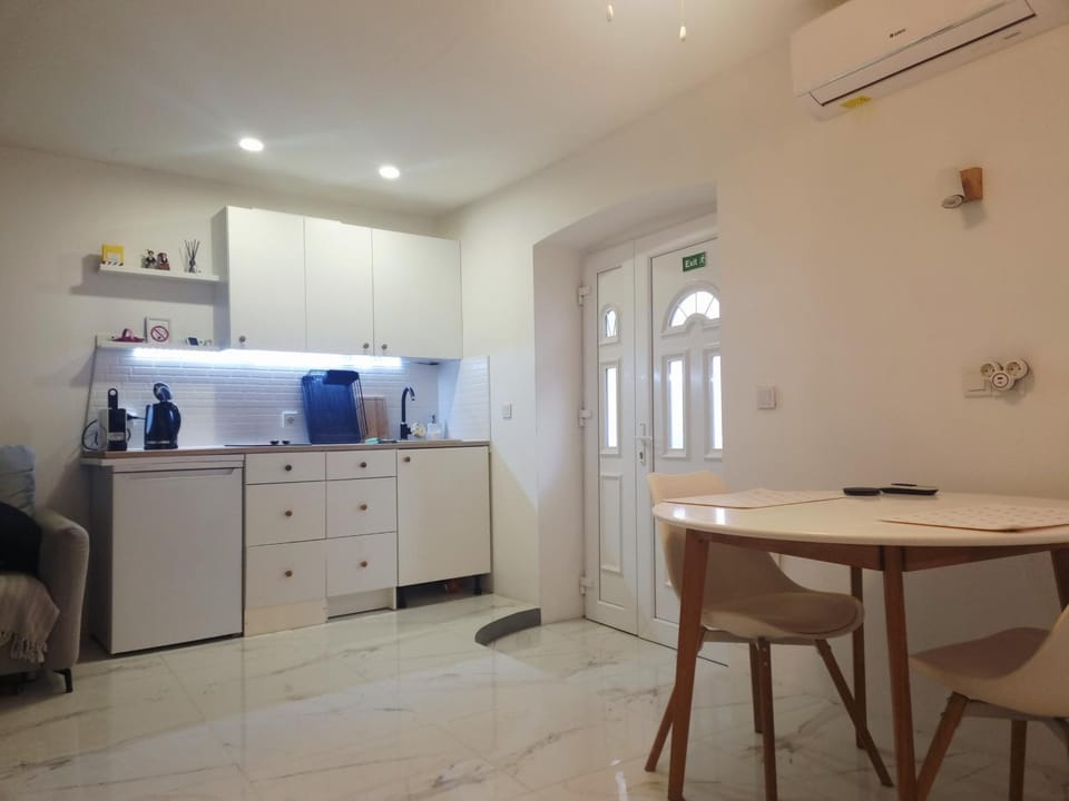 Kitchen or kitchenette, Dining area, stove, air conditioner