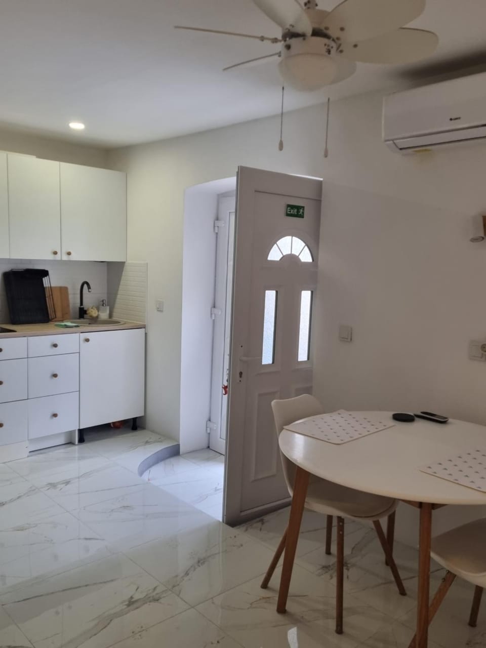 Kitchen or kitchenette, Dining area, air conditioner