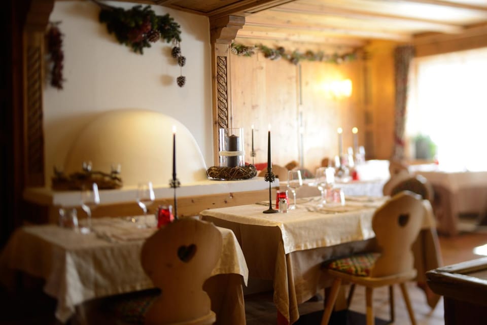 Lounge or bar, Food and drinks