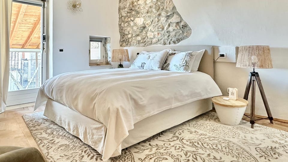 Bed, Photo of the whole room, Bedroom, air conditioner
