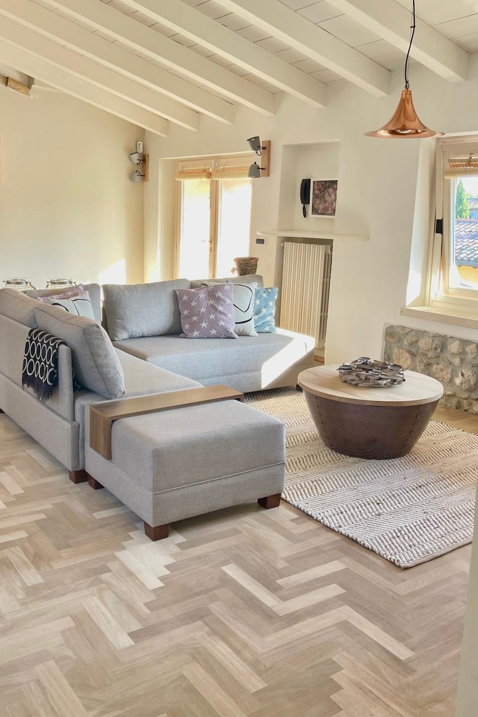 TV and multimedia, Living room, Seating area, air conditioner