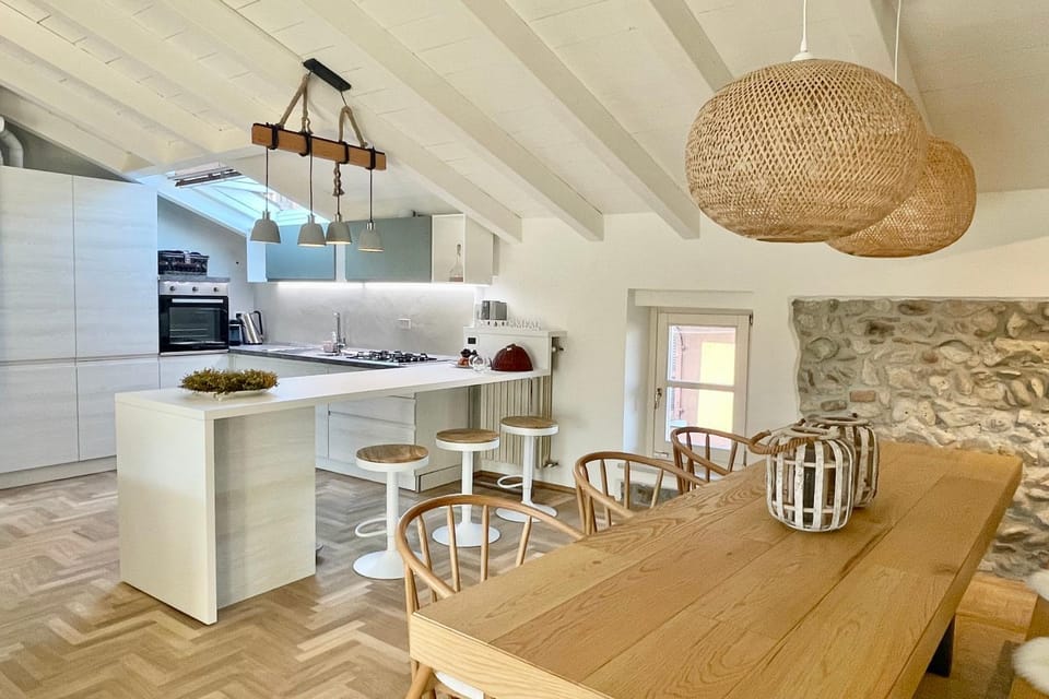Coffee/tea facilities, Kitchen or kitchenette, Seating area, Dining area, oven, stove, air conditioner