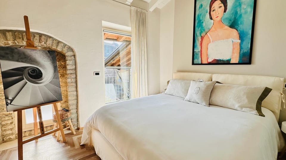 Bed, TV and multimedia, Photo of the whole room, Decorative detail, Bedroom, air conditioner