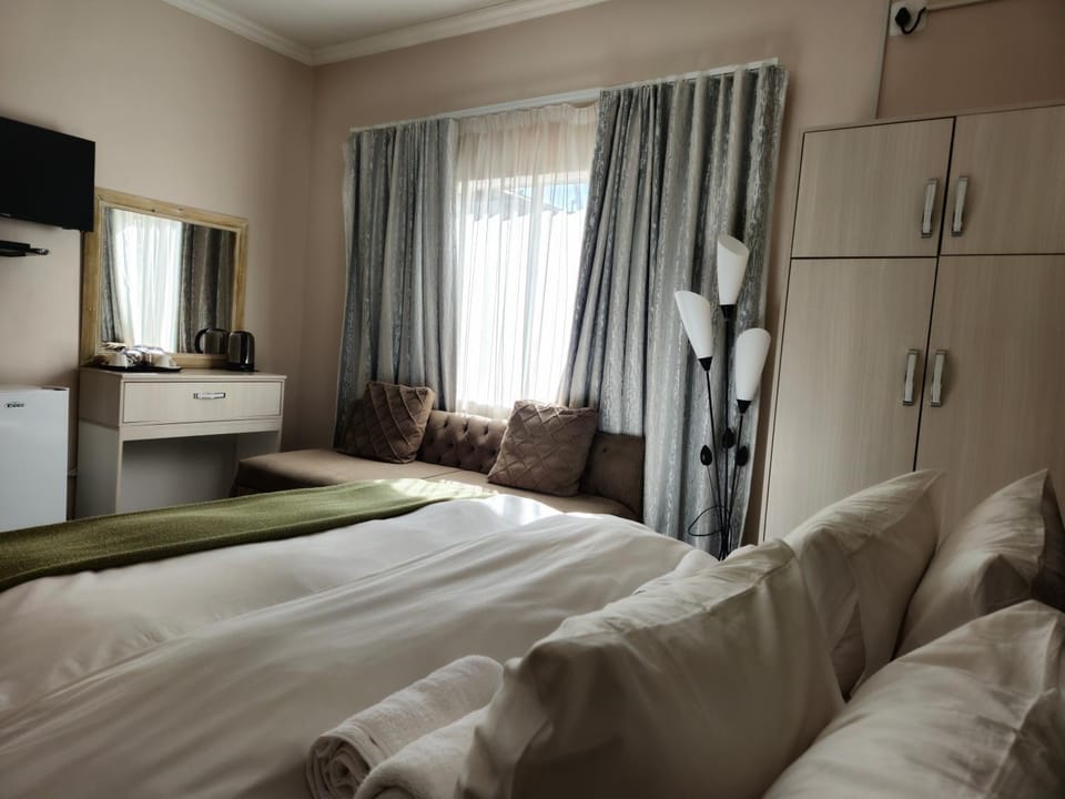 Bed, TV and multimedia, Photo of the whole room, wardrobe