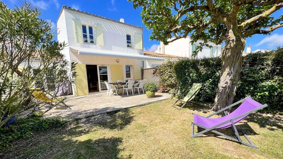 Property building, Patio, Garden, Garden view, sunbed
