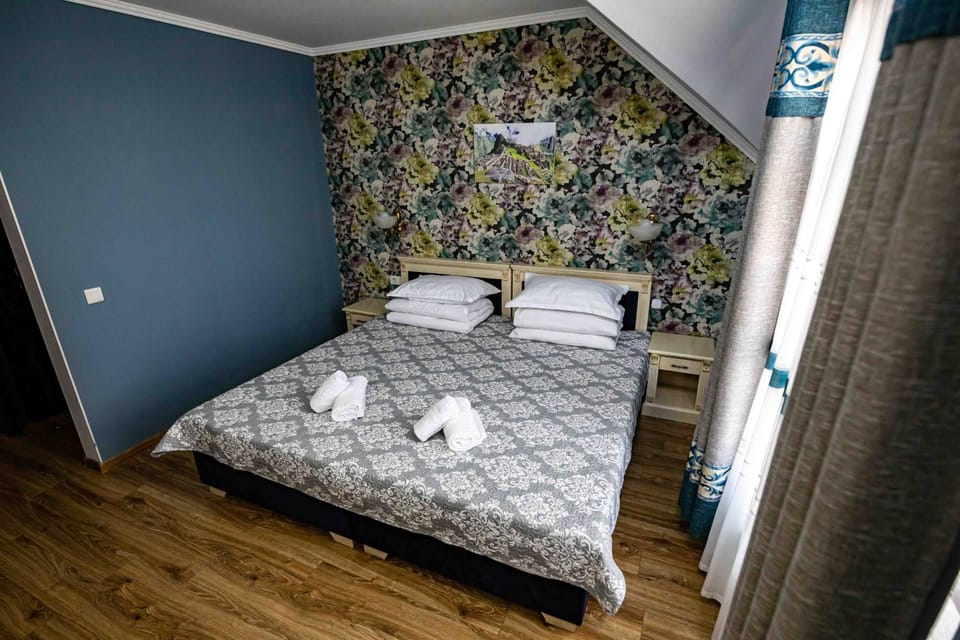 Bedroom, towels