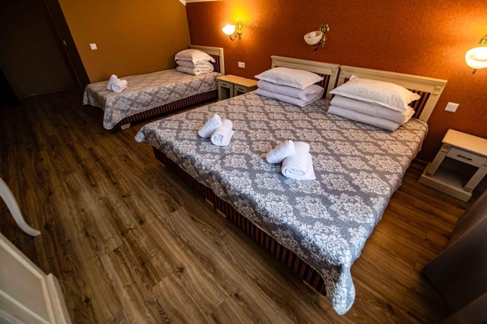 Bed, Bedroom, towels