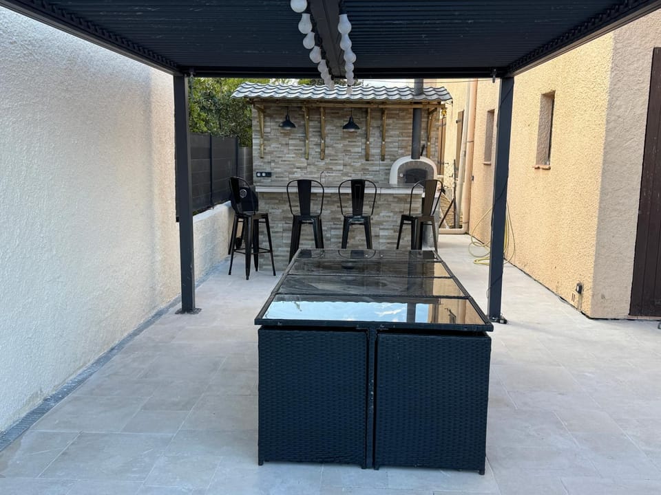 Patio, Dining area
