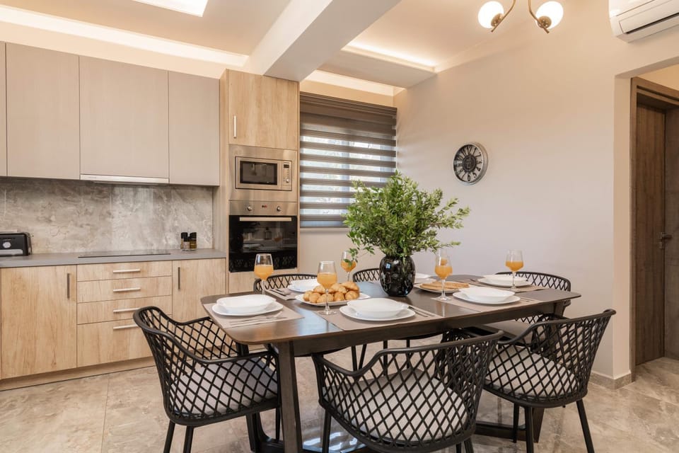 Dining area, minibar, pet friendly, stove