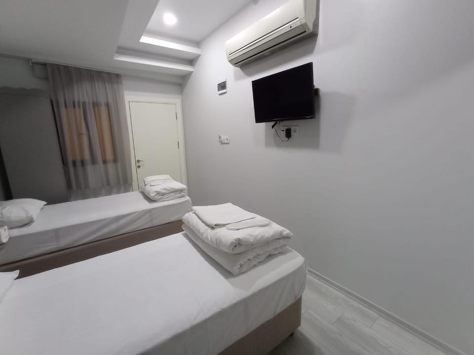 Bed, TV and multimedia, Photo of the whole room, Bedroom
