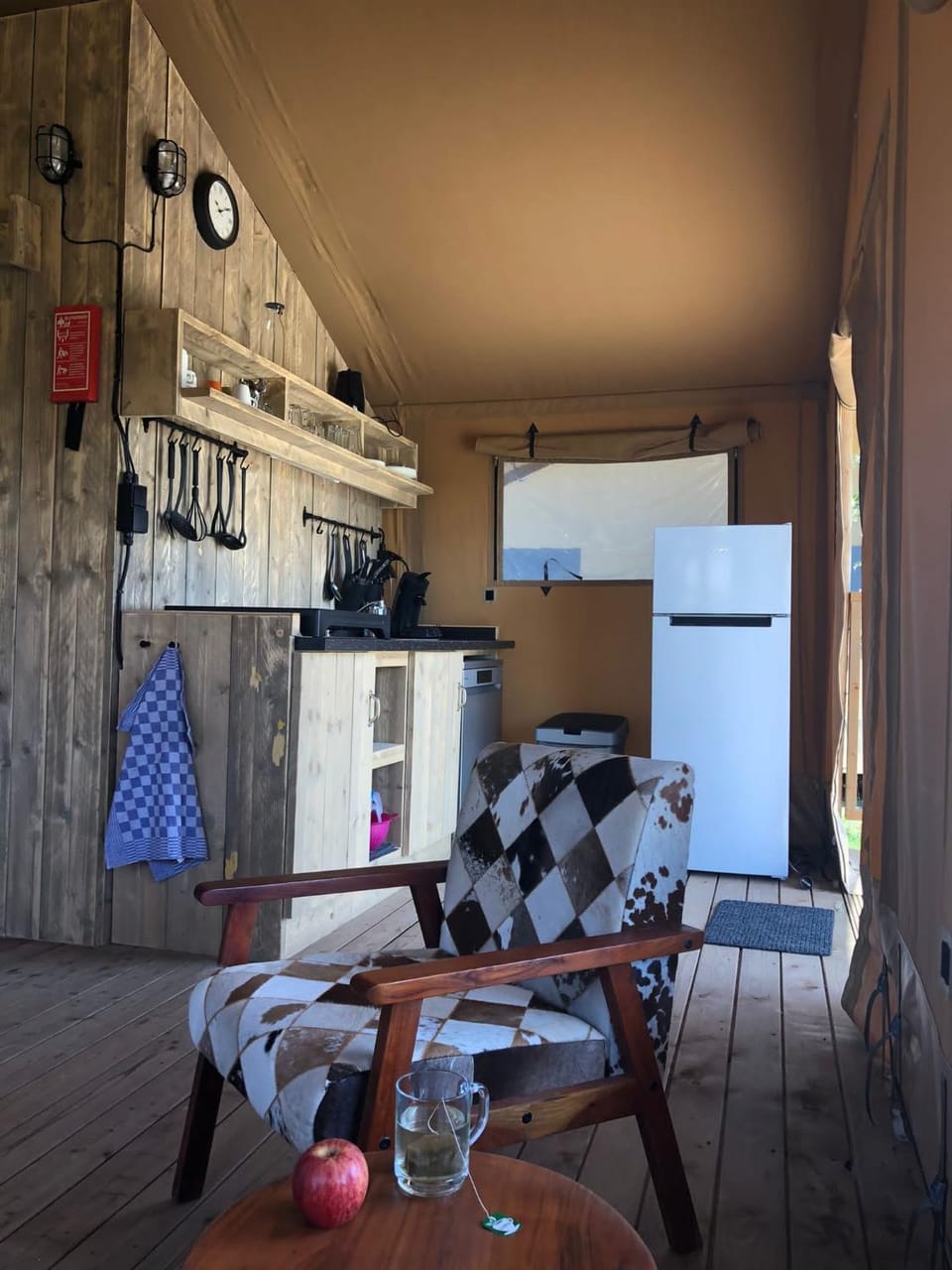 Kitchen or kitchenette, Living room, dishwasher, stove