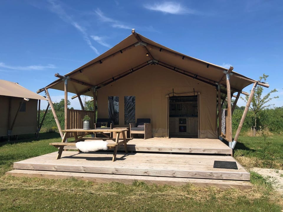 De Hazelaarshof Luxe glampingtent bij natuurgebied De Millingerwaard Luxury tent in Gelderland, Netherlands