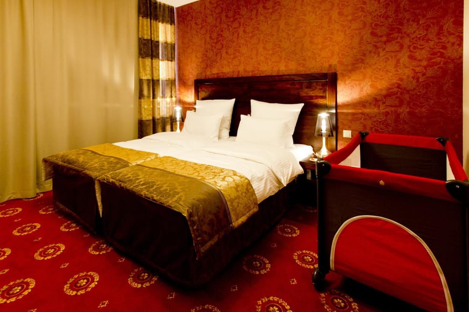 Photo of the whole room, cot