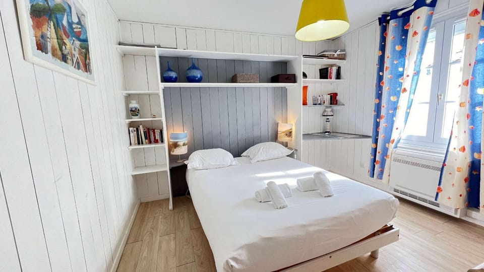 Bed, Photo of the whole room, Bedroom, towels, wardrobe
