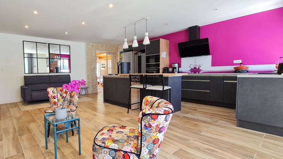 Communal lounge/ TV room, TV and multimedia, Kitchen or kitchenette, Living room, Seating area, Dining area, dishwasher, minibar, oven, stove