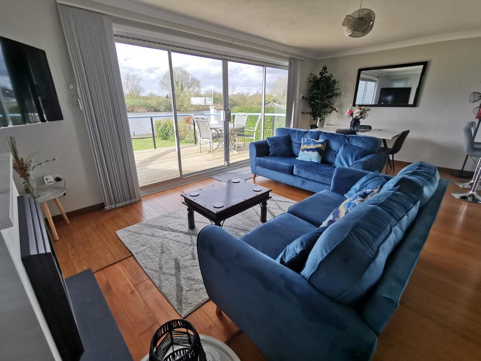 View (from property/room), View (from property/room), Living room, Dining area, River view, River view