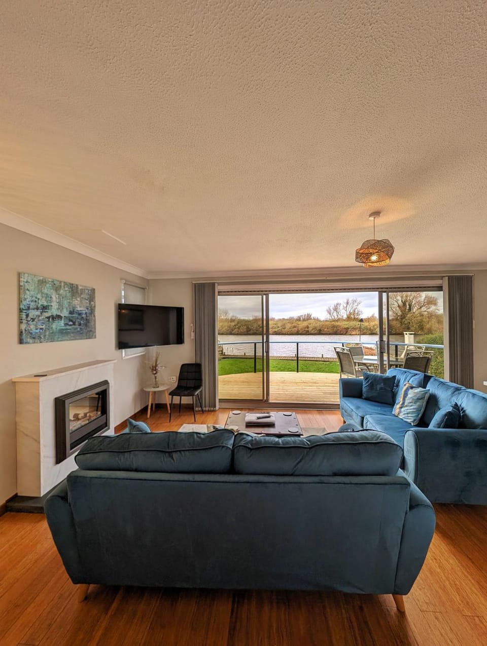 TV and multimedia, View (from property/room), View (from property/room), Living room, Seating area, River view, River view