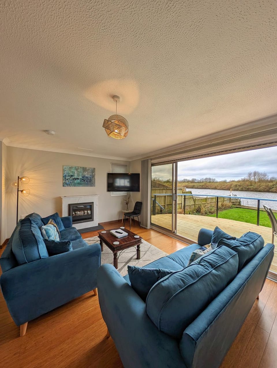 Natural landscape, TV and multimedia, View (from property/room), View (from property/room), Balcony/Terrace, Living room, River view, River view