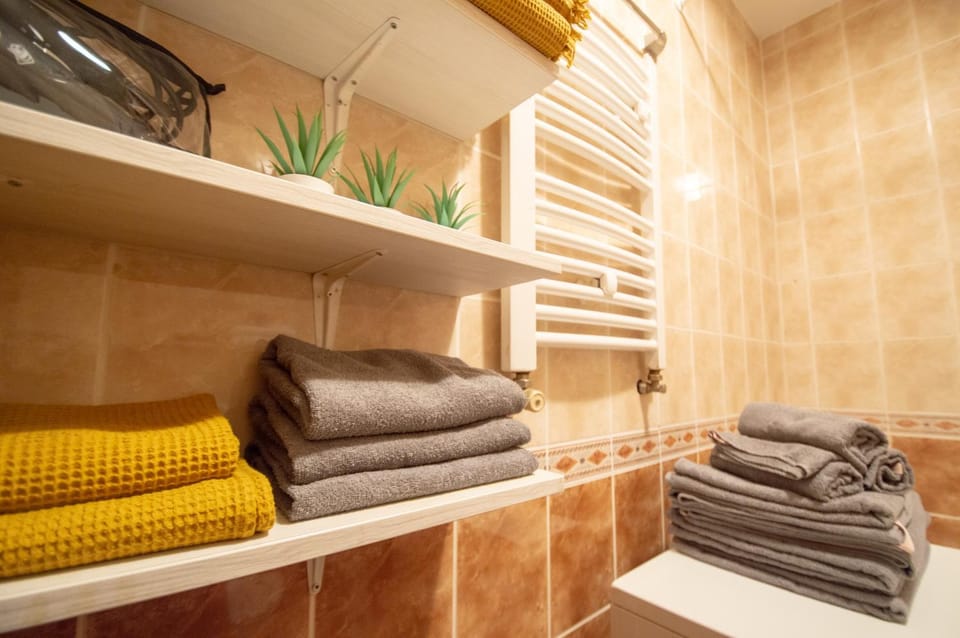 Bathroom, towels