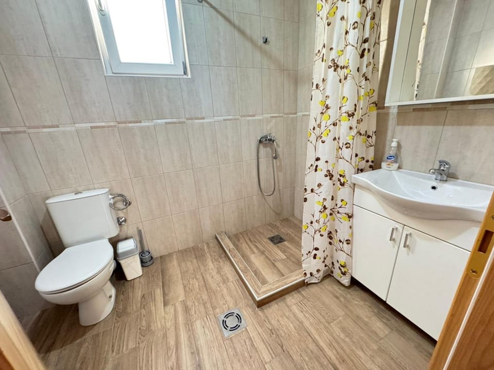 Shower, Toilet