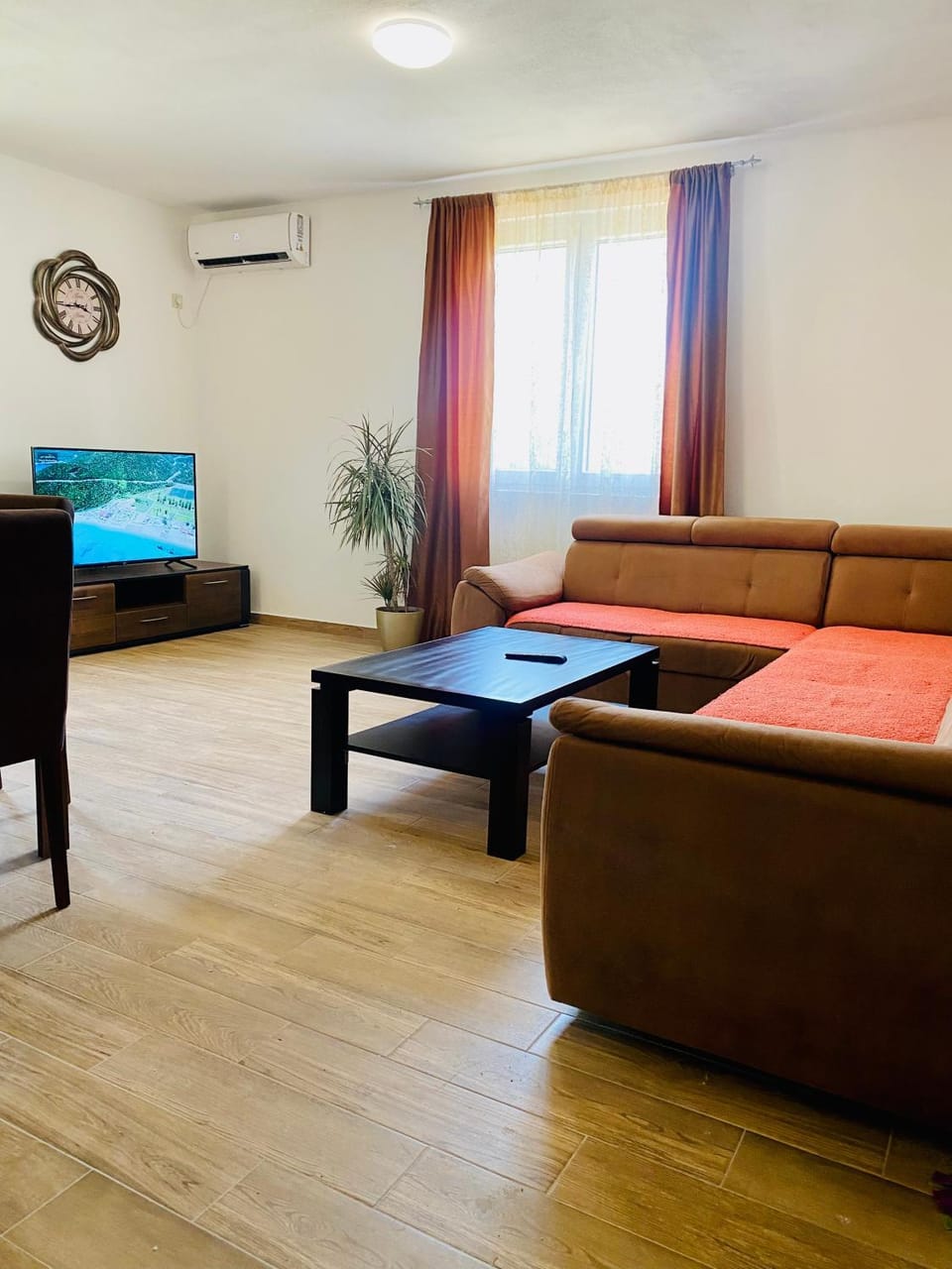 TV and multimedia, Living room, Photo of the whole room, air conditioner
