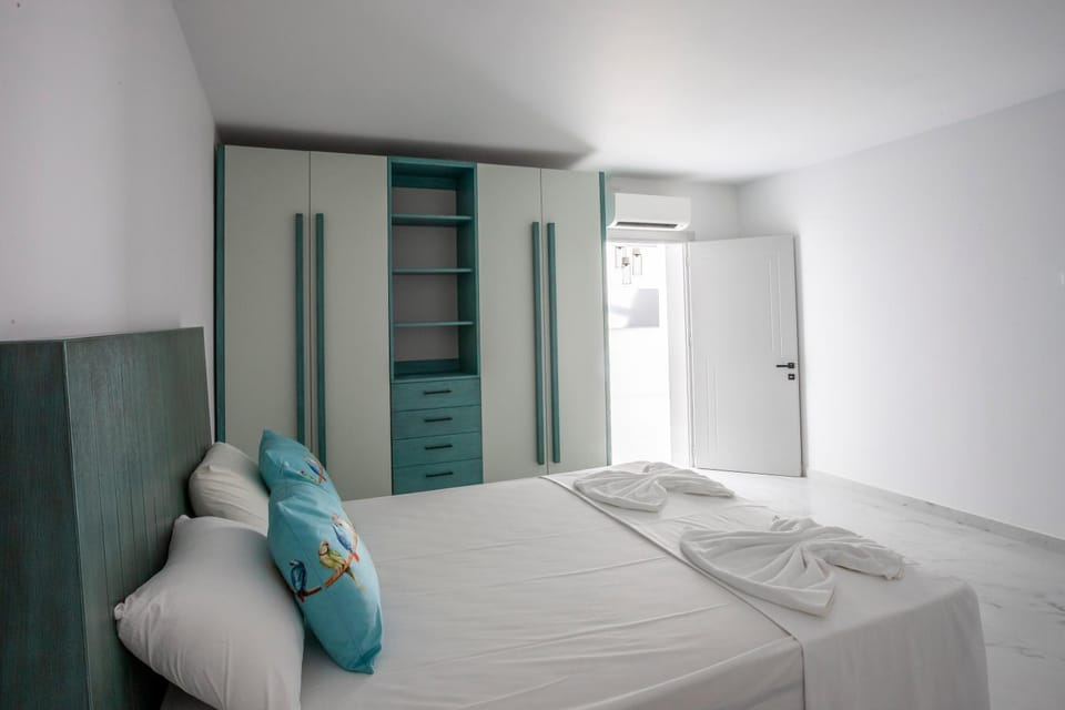 Bed, Bedroom, towels, wardrobe