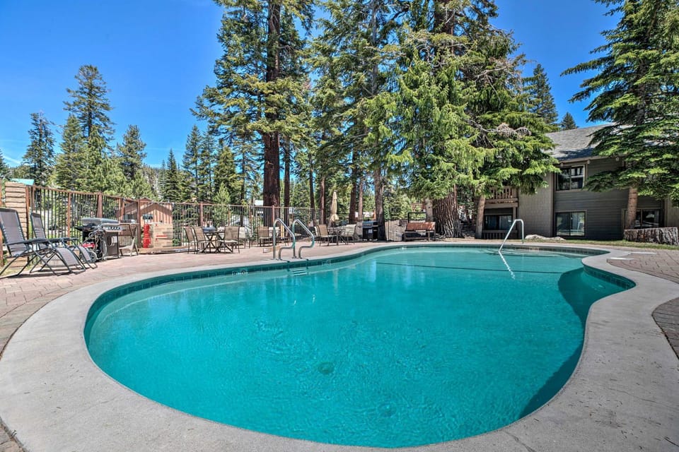 Elegant Mountain-View Condo < 1 Mi to Lifts! House in Mammoth Lakes
