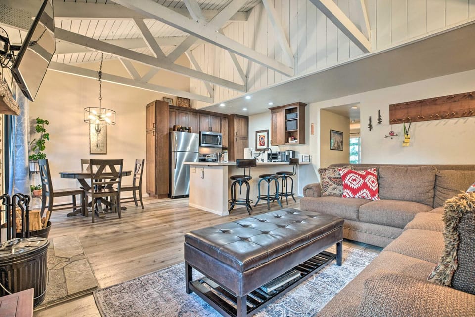 Elegant Mountain-View Condo < 1 Mi to Lifts! House in Mammoth Lakes