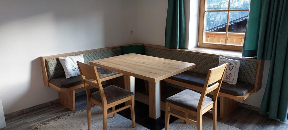 Seating area, Dining area