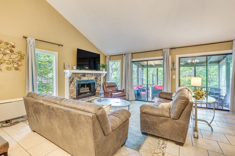 2 Decks, Pool Access! Osage Beach Family Retreat House in Lake of the Ozarks