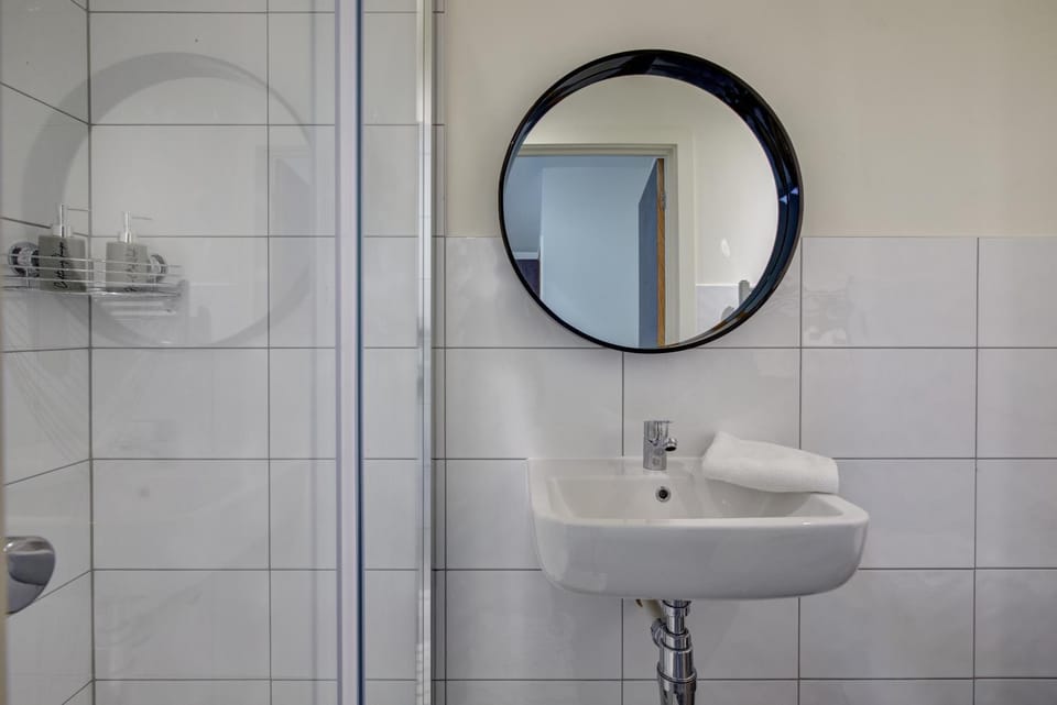 Shower, Bathroom, Decorative detail, towels