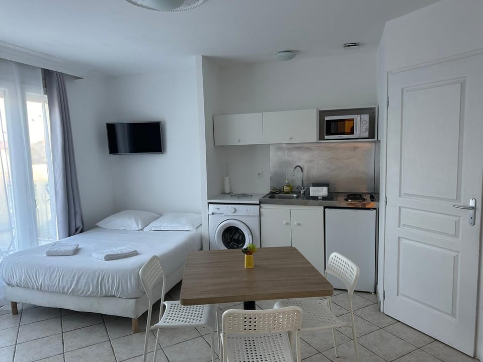 Property building, Bed, TV and multimedia, Coffee/tea facilities, Kitchen or kitchenette, Living room, Photo of the whole room, Seating area, Dining area, Bedroom, minibar, stove, toaster, washing machine