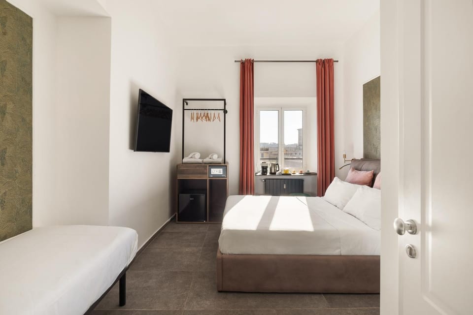 Bed, TV and multimedia, Photo of the whole room, Bedroom