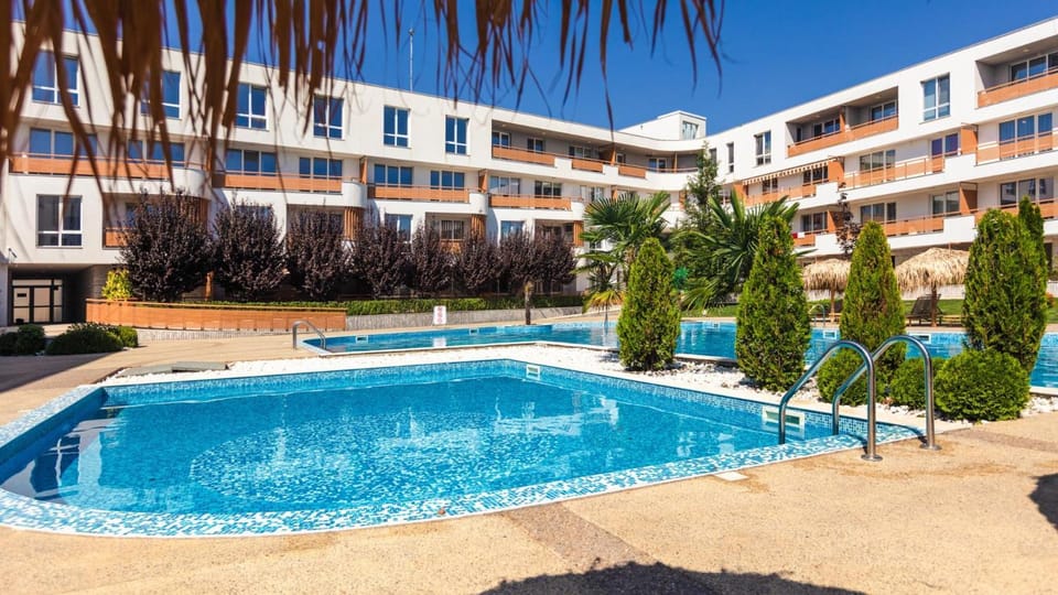 Property building, Day, Garden, Pool view, Swimming pool, sunbed
