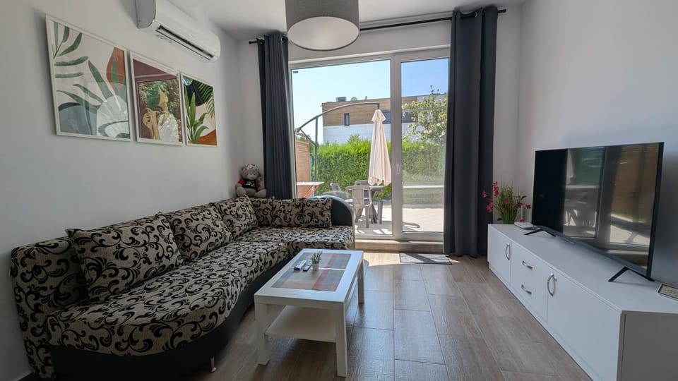 Communal lounge/ TV room, TV and multimedia, Living room, Seating area, internet, air conditioner