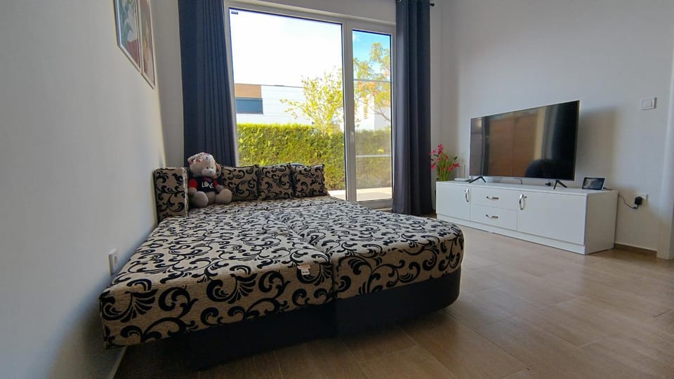 Bed, TV and multimedia, Living room