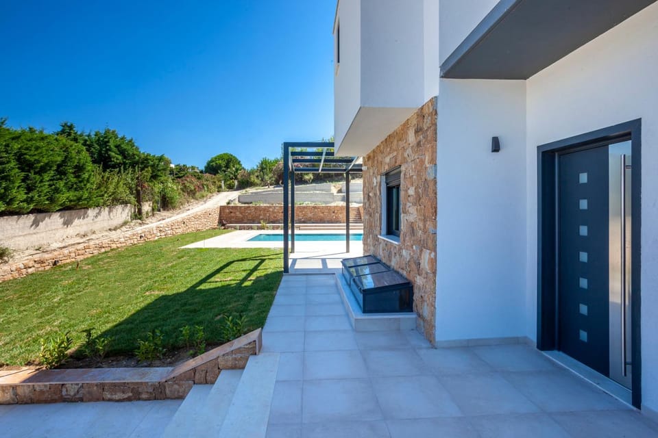 Property building, Pool view