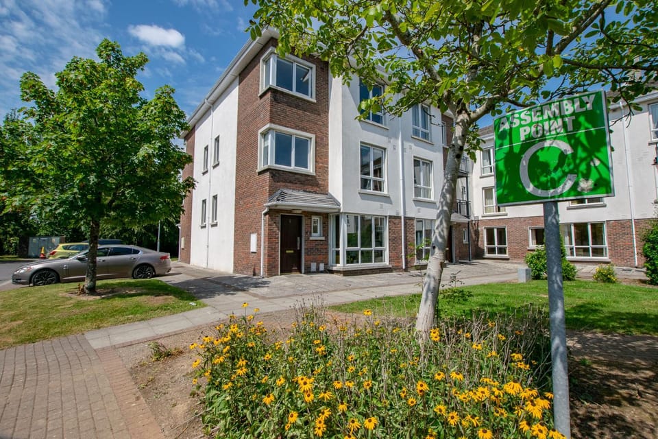 Property building, Neighbourhood, Parking