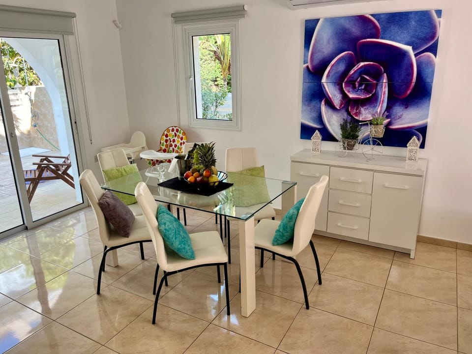Food and drinks, Seating area, Dining area