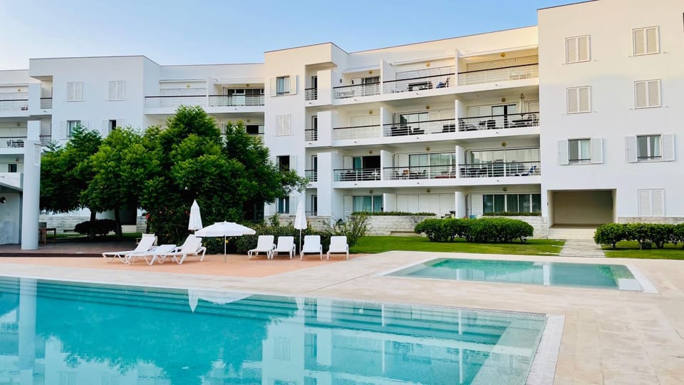 Property building, Garden, Swimming pool, sunbed