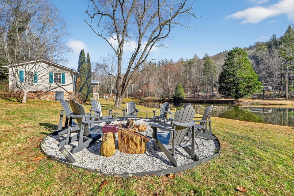 Twin Ponds Retreat-Pond Hot Tub Fire Pit Game Room Pet Friendly House in Swain County