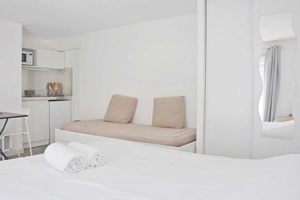 Property building, Bed, Kitchen or kitchenette, Living room, Photo of the whole room, Seating area, Bedroom, towels