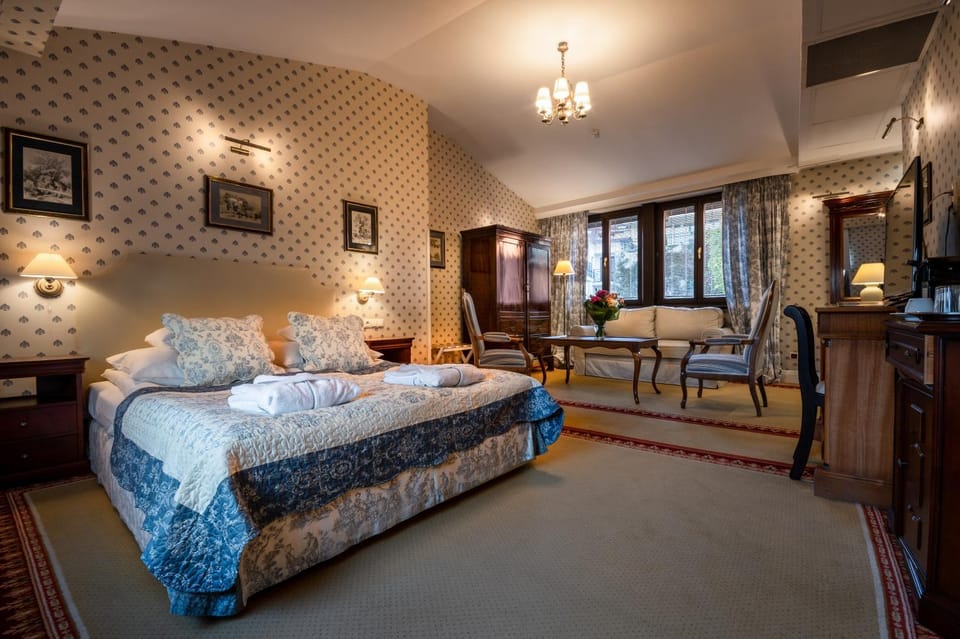 Bed, Seating area, Bedroom