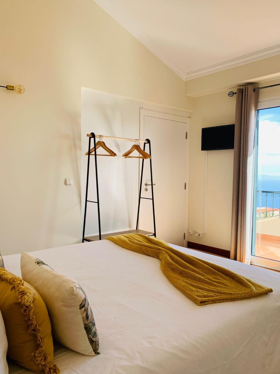 Bed, TV and multimedia, Photo of the whole room, Bedroom