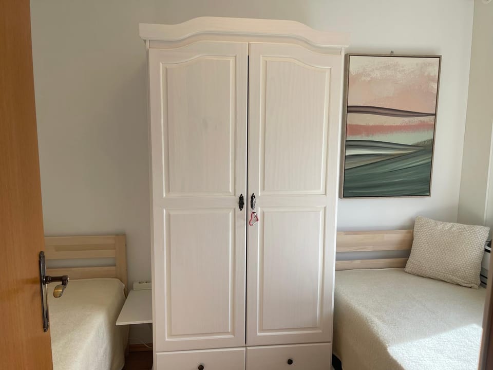 Bed, Photo of the whole room, Bedroom, wardrobe