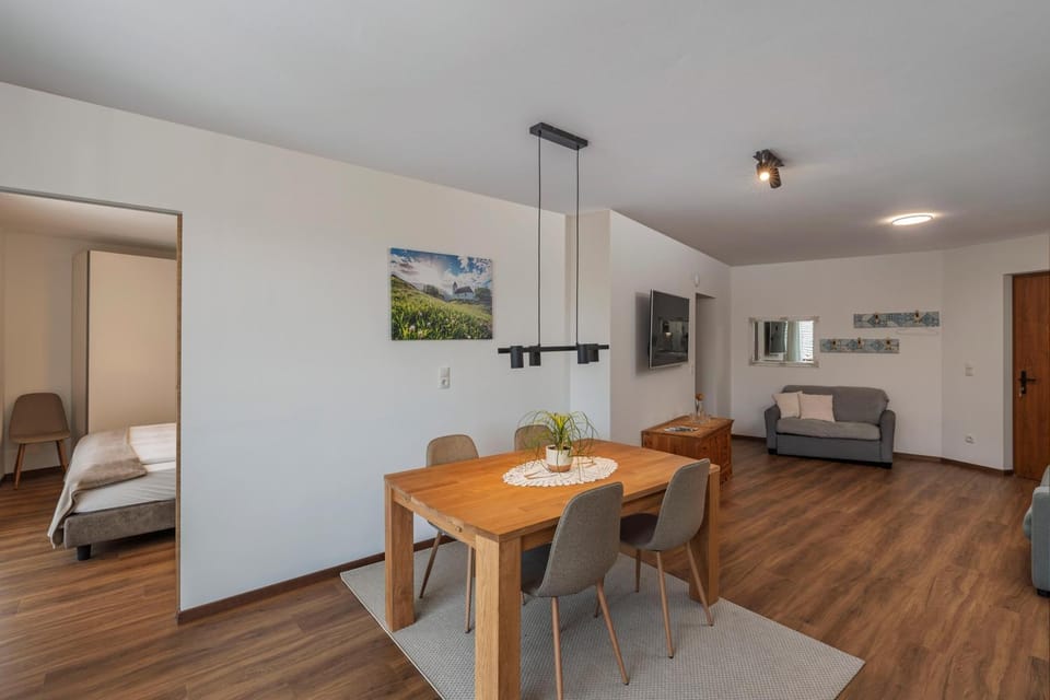 TV and multimedia, Living room, Seating area, Dining area